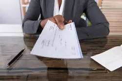 Must Minnesota employers provide workers with pay stubs every pay period? 